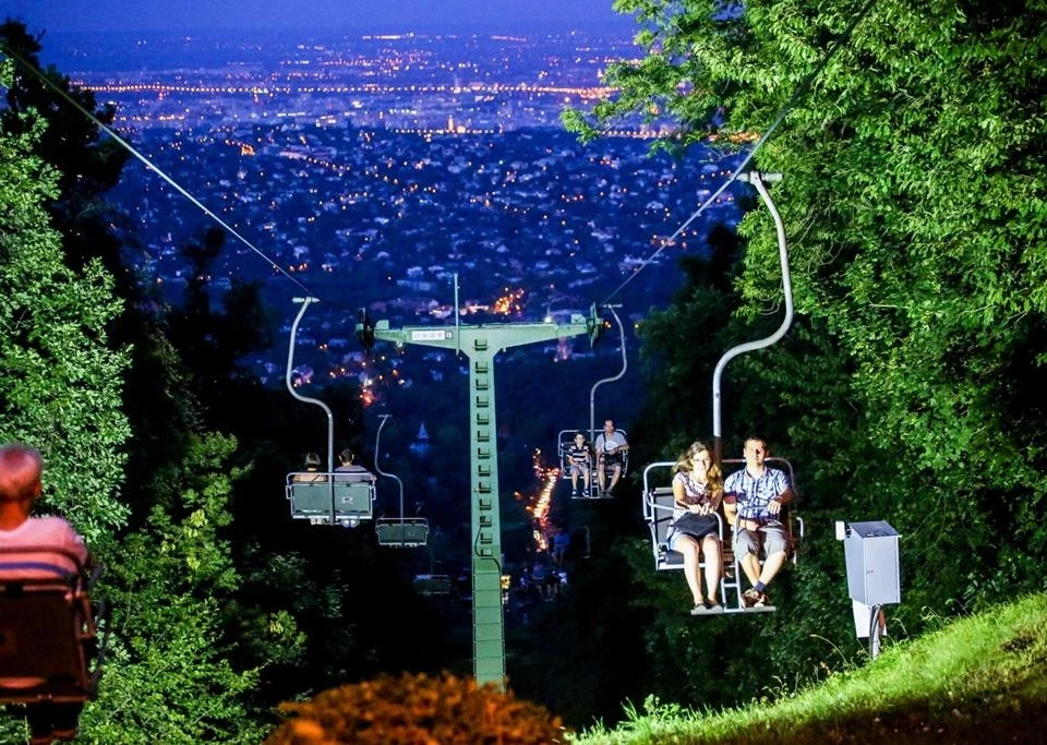 Sedačková lanovka nádherné noční osvětlení Budapešti maďarsko
