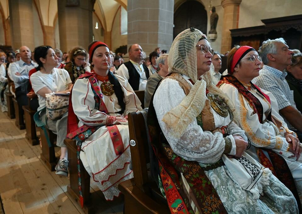 Vêtements folkloriques de la tradition hongroise Csángós