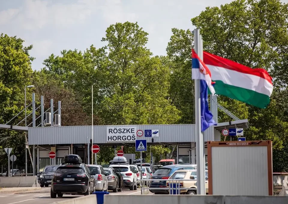 ハンガリーの国境を越えるロシュケ交通ゲスト労働者