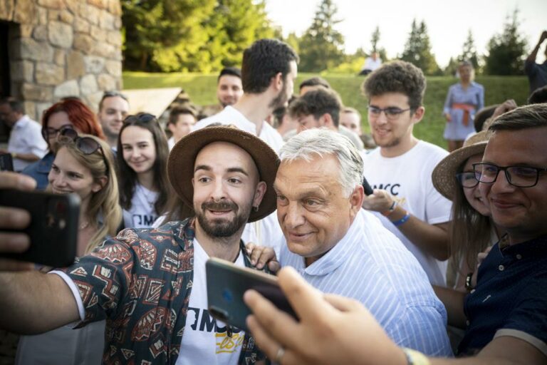 Viktor Orbán speech selfie