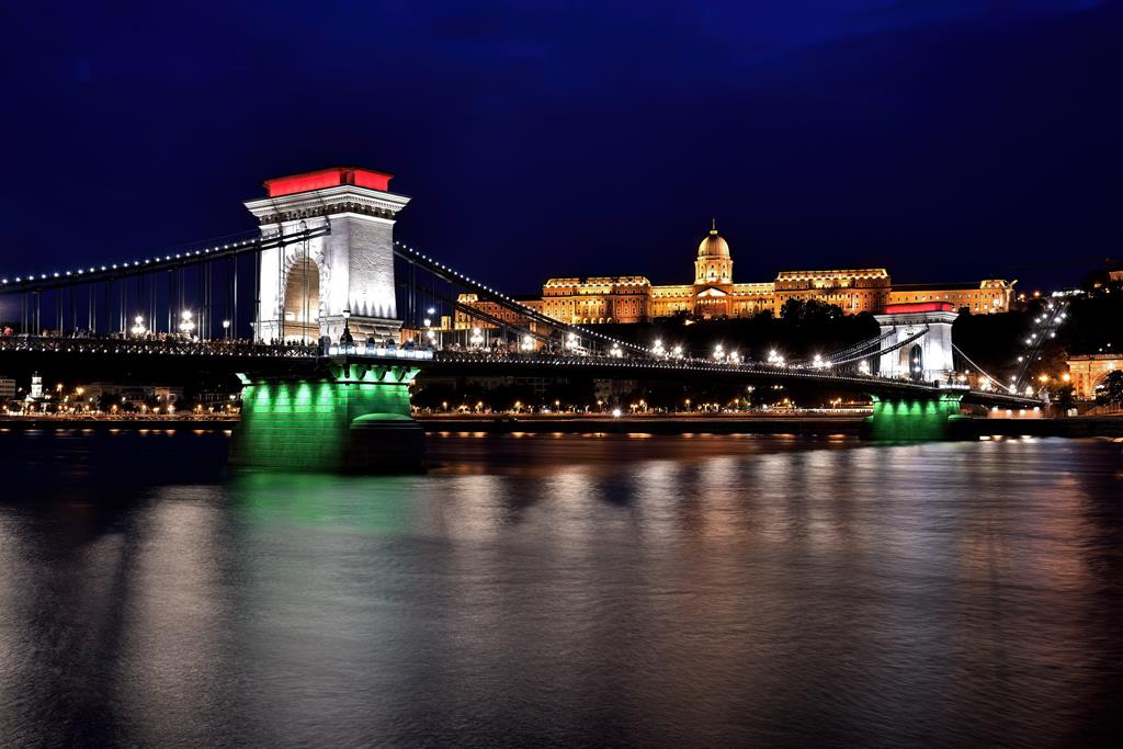 Chain Bridge at night