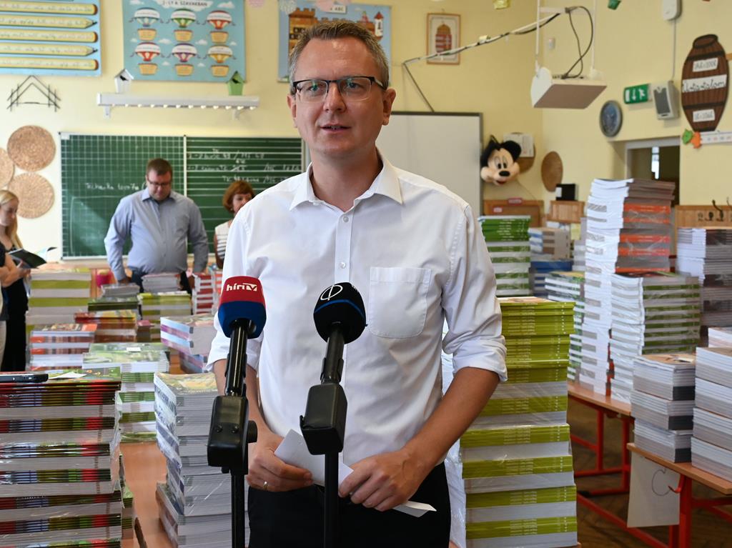 Government talks about smooth school year start while the system misses thousands of teachers