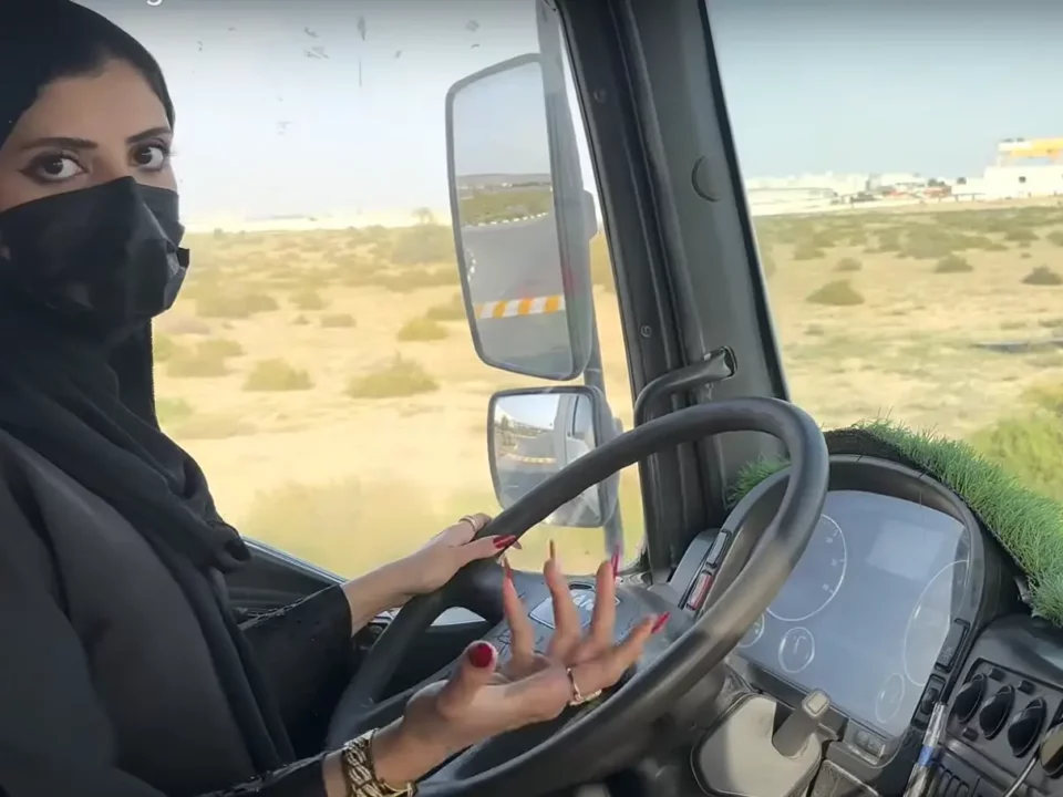 Mujeres indias conduciendo camión húngaro