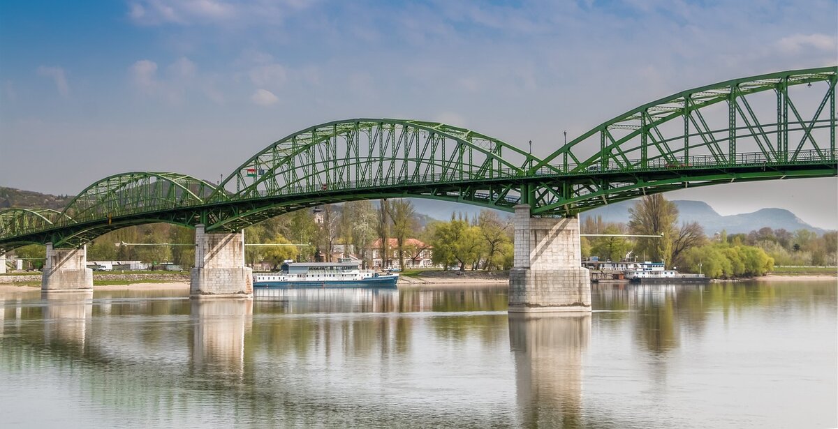 Maria Valeria Bridge, Pírmás Island