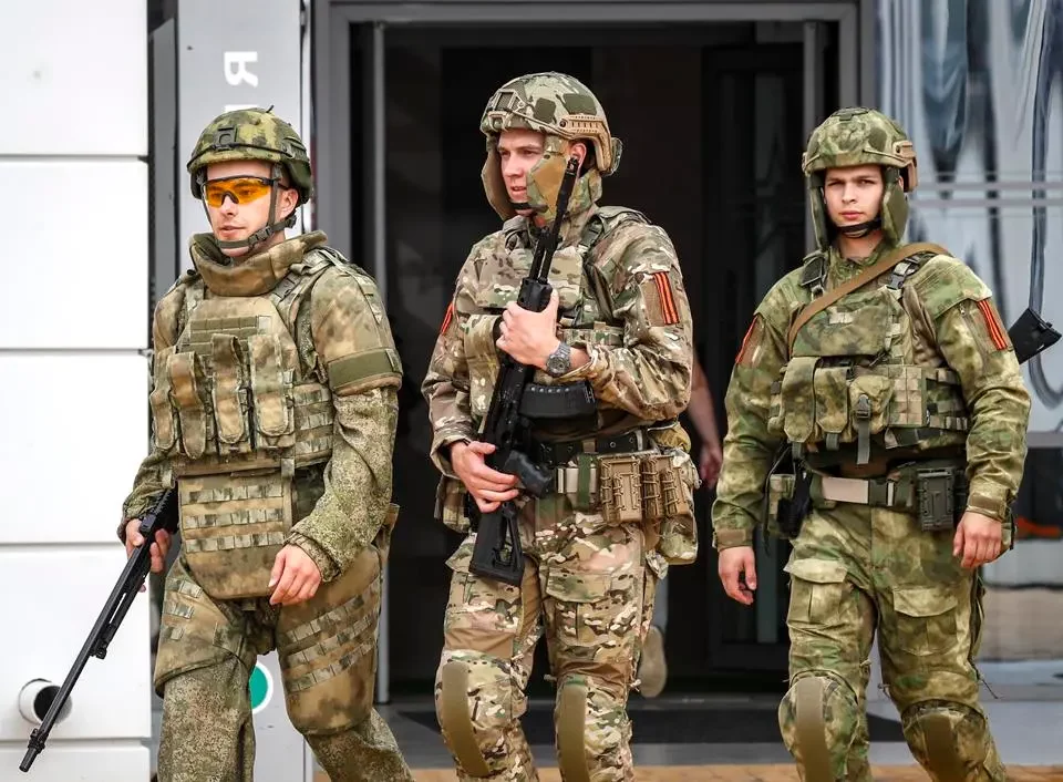 Russische Soldaten, ungarische Organisation rekrutiert