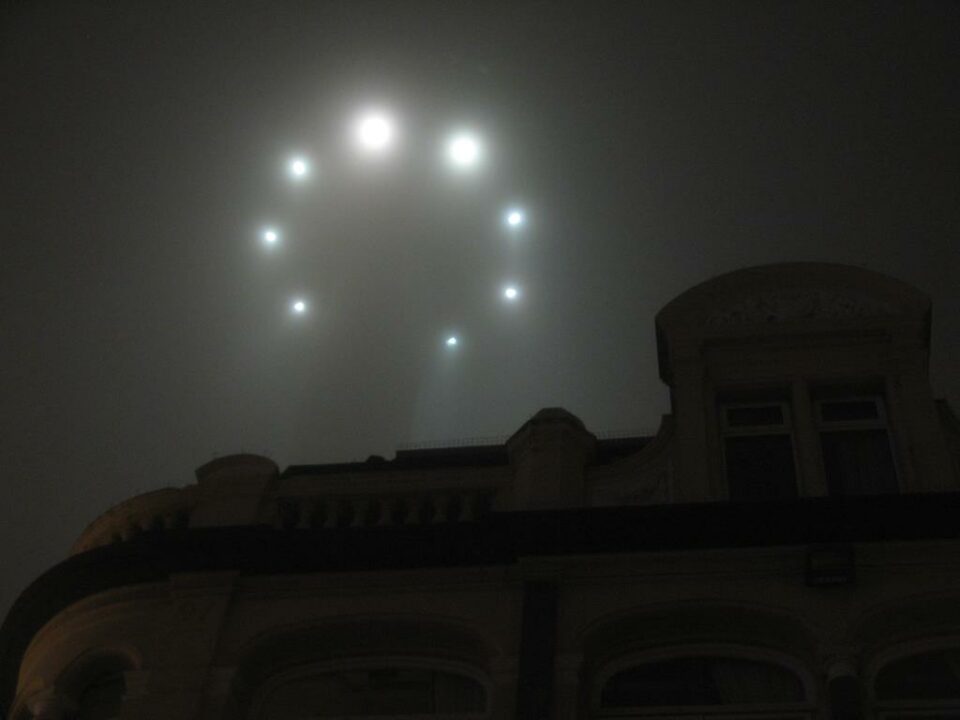 UFOs fliegen in Formation (Kopie)