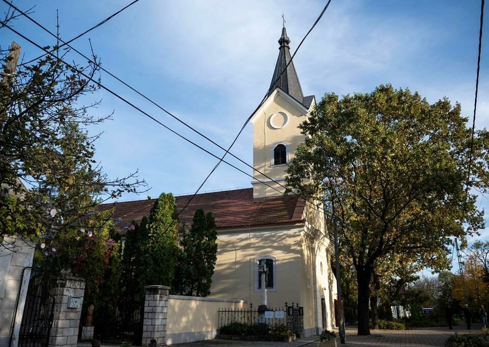 Jahrhunderte alte Kirche in der Nähe von Budapest renoviert (Kopie)