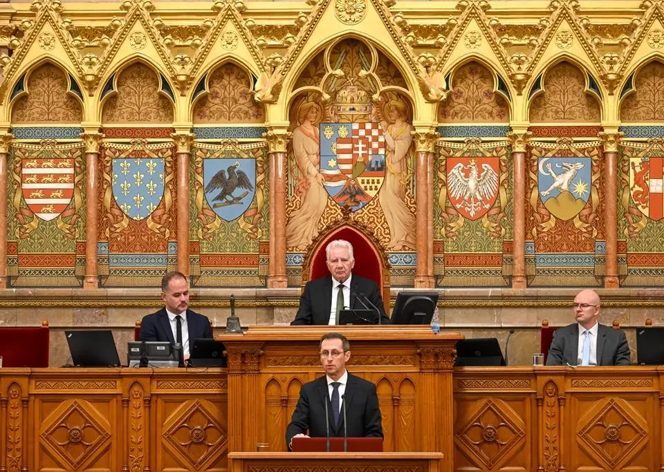 Министр финансов Михай Варга в венгерском парламенте