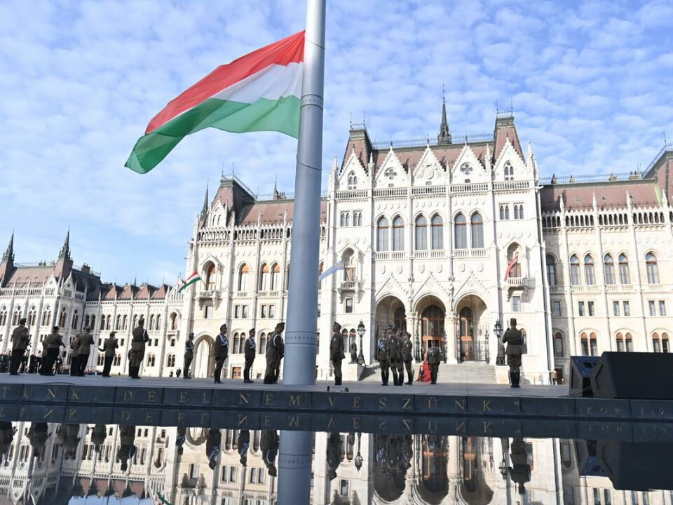 Festa Nazionale Ungherese: la bandiera nazionale viene issata davanti al Parlamento ungherese - Foto 23 ottobre 2023
