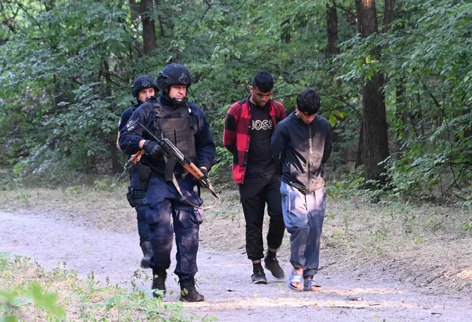 Polițiștii de frontieră maghiari vor obține permisiunea de a împușca migranții