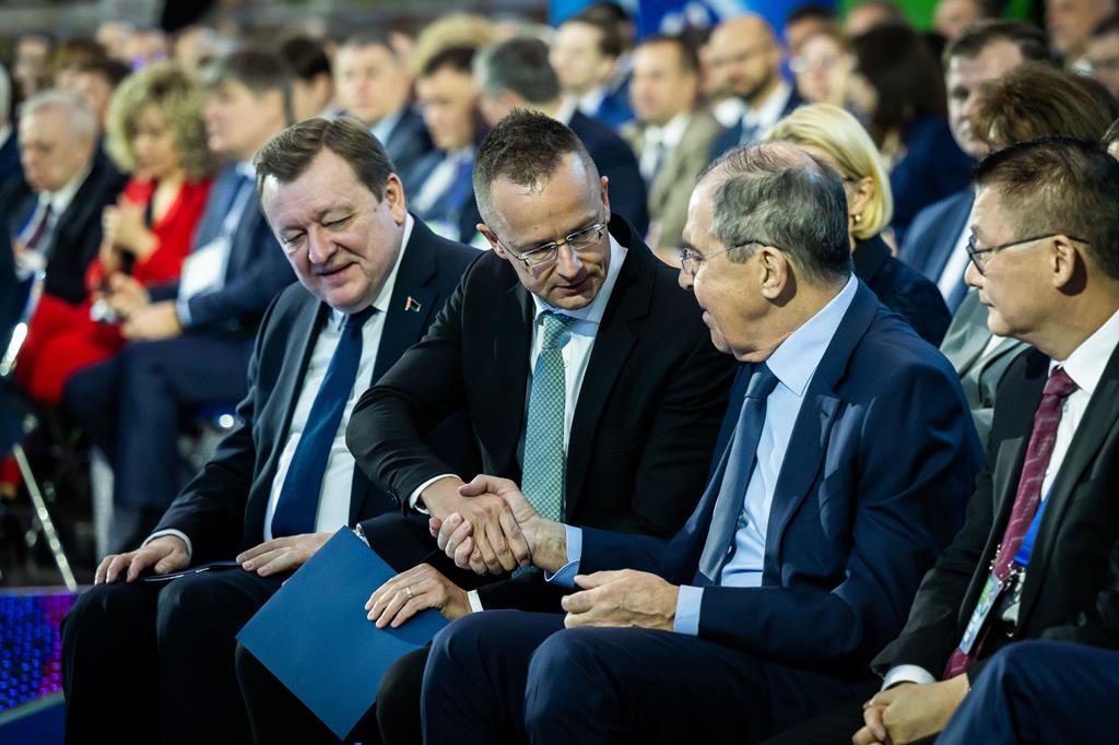 Hungarian foreign minister Péter Szijjártó and Russian FM Sergei Lavrov (Copy)