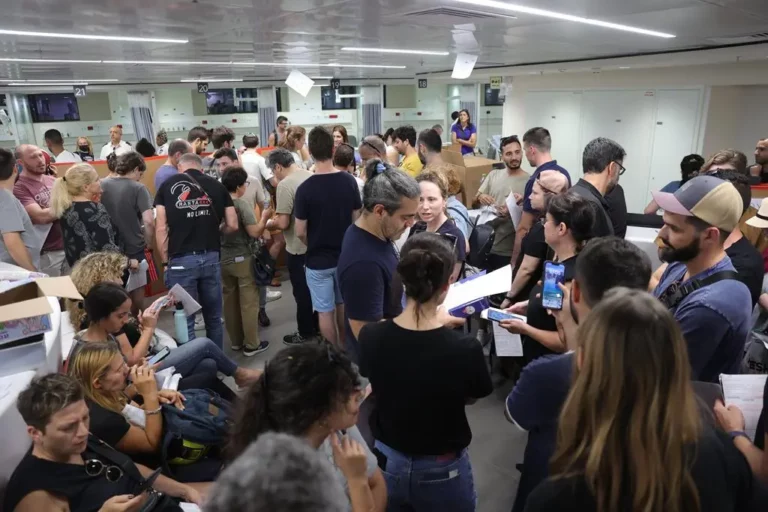 Israel Hungarians stuck at airport