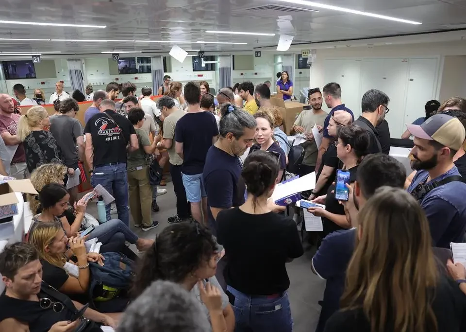 Israelische Ungarn sitzen am Flughafen fest