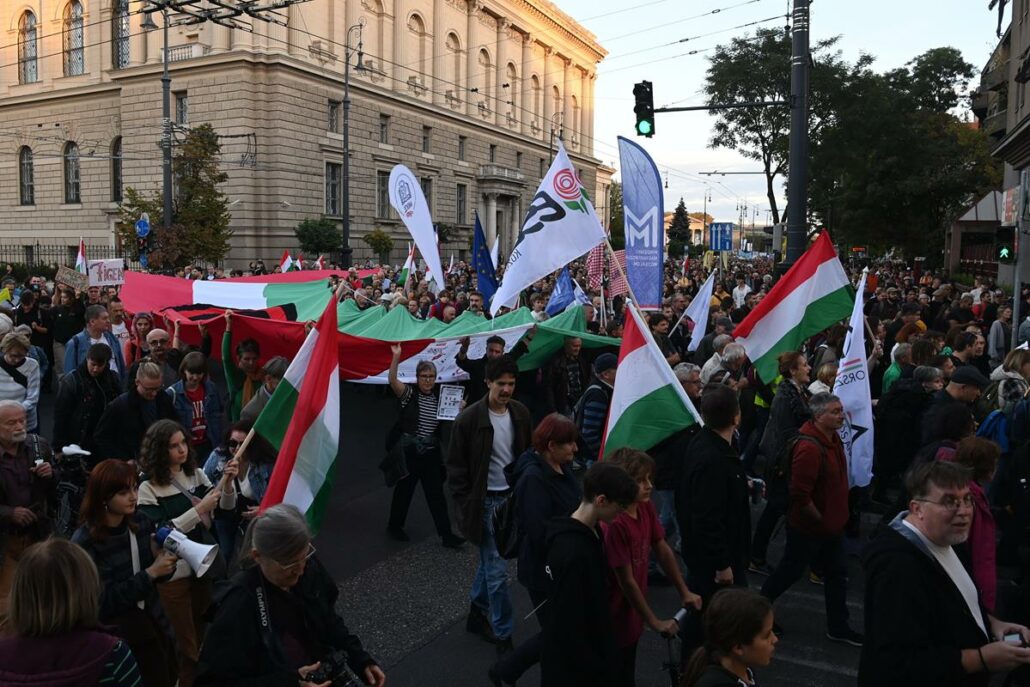 Bei der regierungsfeindlichen Demonstration in Budapest versammelte sich eine große Menschenmenge