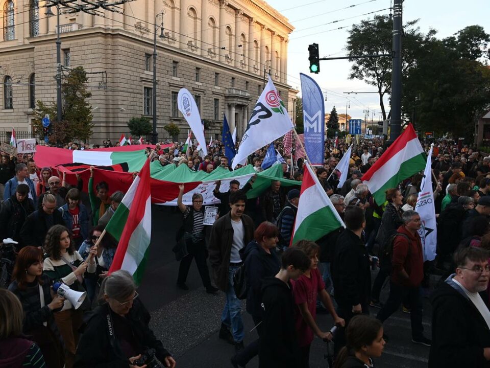 बुडापेस्ट में सरकार विरोधी प्रदर्शन में भारी भीड़ जुटी