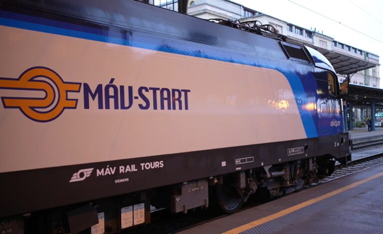 MÁV train