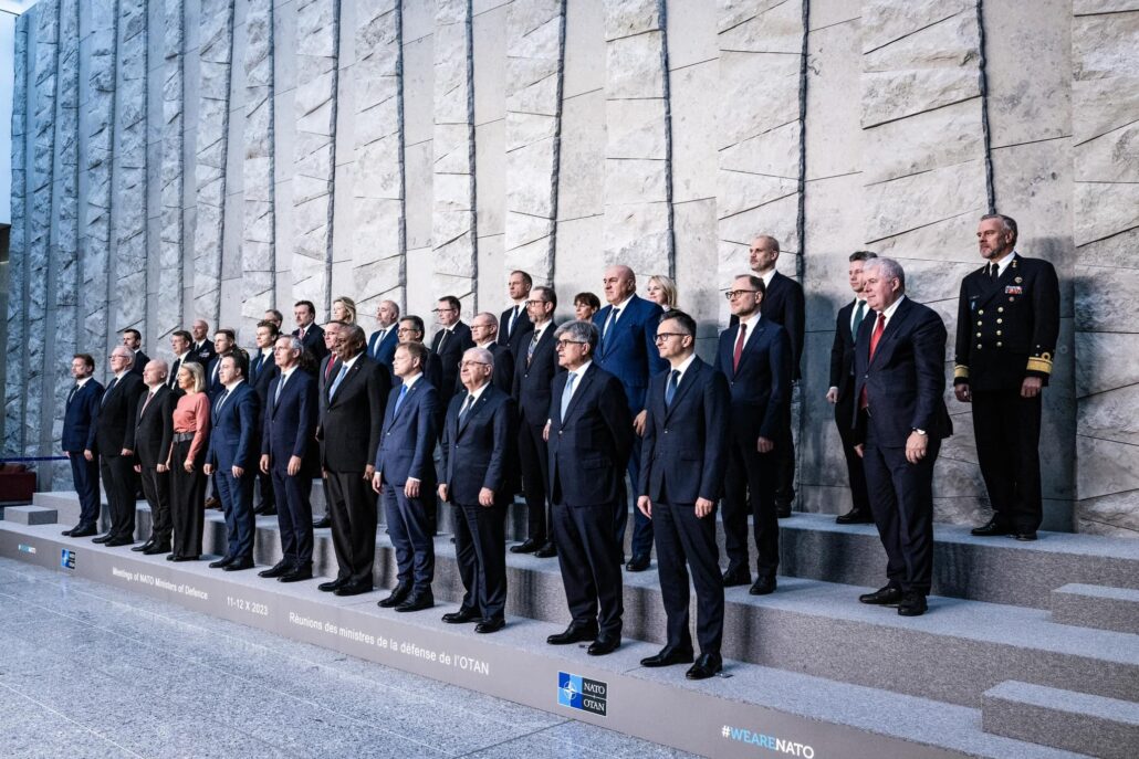 Foto ufficiale dei ministri della Difesa della NATO e della Svezia