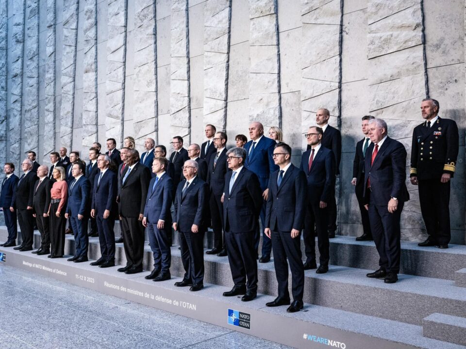 Fotografie oficială a miniștrilor NATO ai Apărării și Suediei