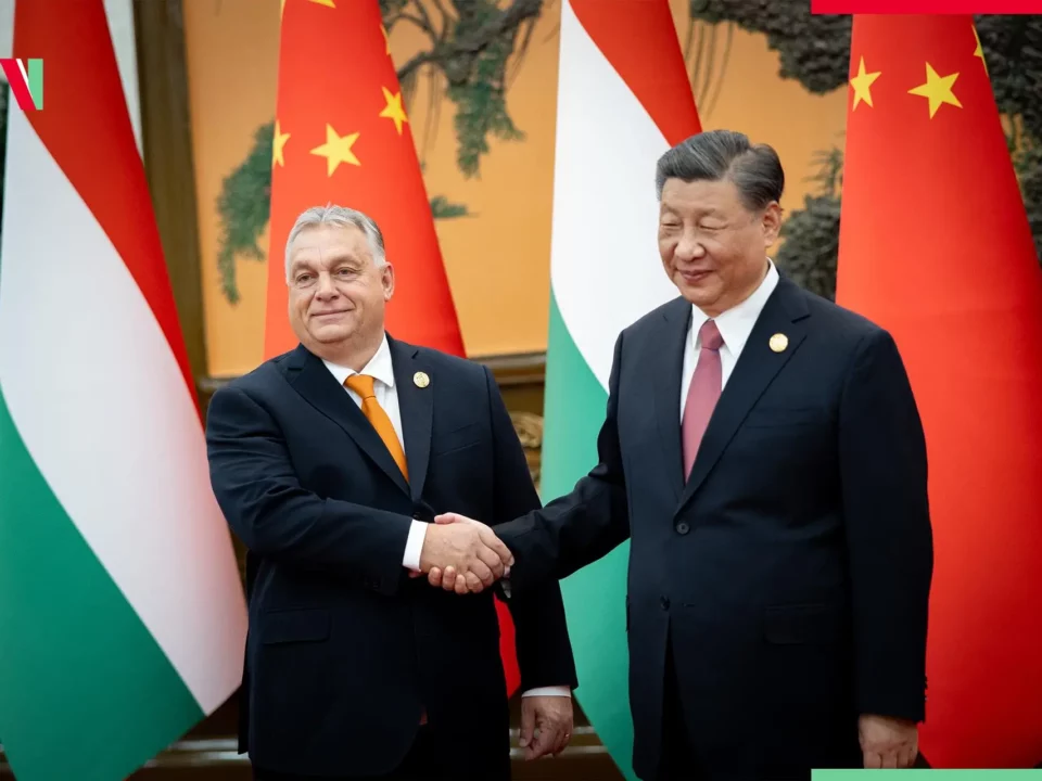 Il primo ministro Orbán Xi Jinping davanti al presidente cinese di Pechino