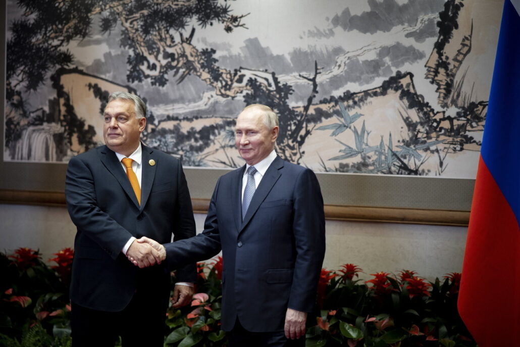 Orbán und Putin in Peking-China-Propaganda
