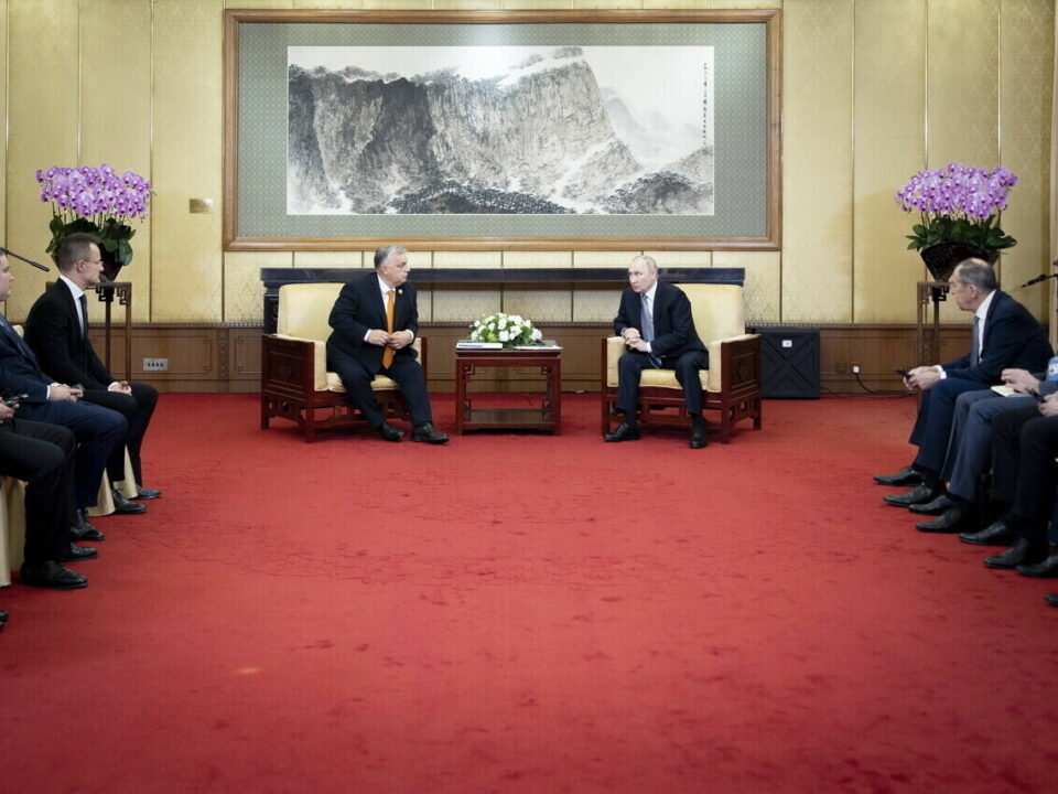Orbán und Putin in China