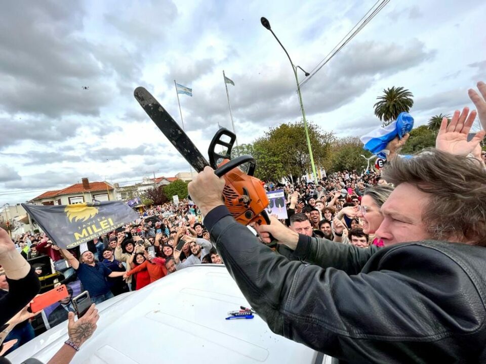 زعيم الأرجنتين خافيير مايلي بالمنشار