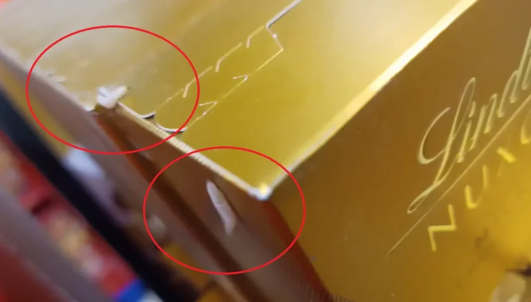 Des vers dégoûtants sortant du chocolat haut de gamme d'un magasin hongrois