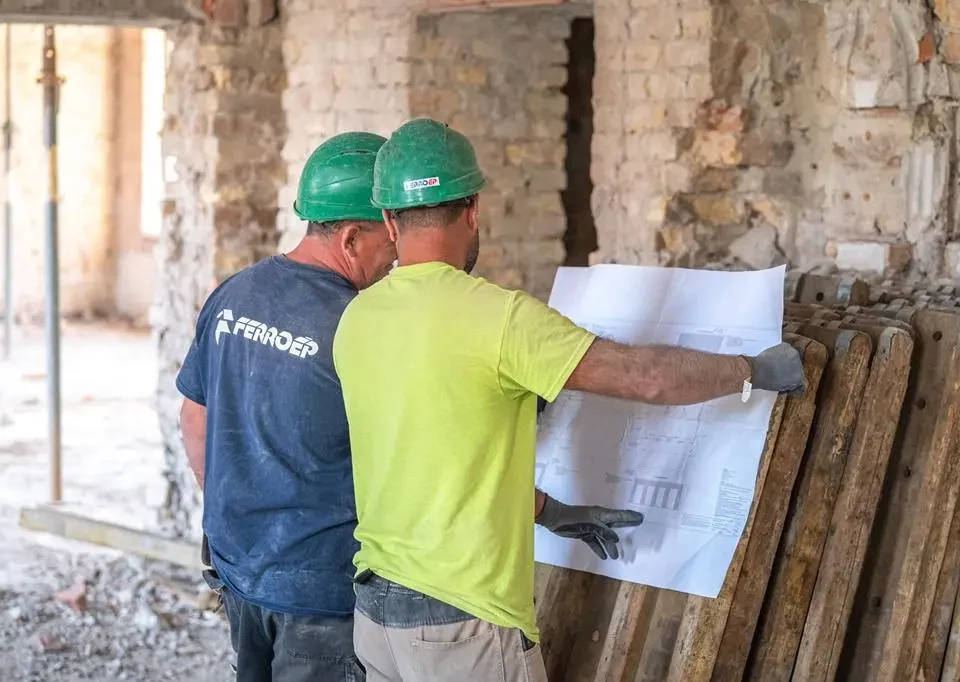 Vláda posílá domů všechny zahraniční stavební firmy z Maďarska