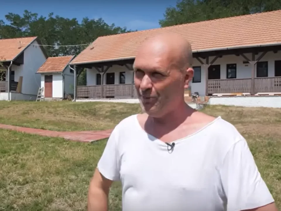 So kaufte ein Holländer ein ganzes ungarisches Dorf auf