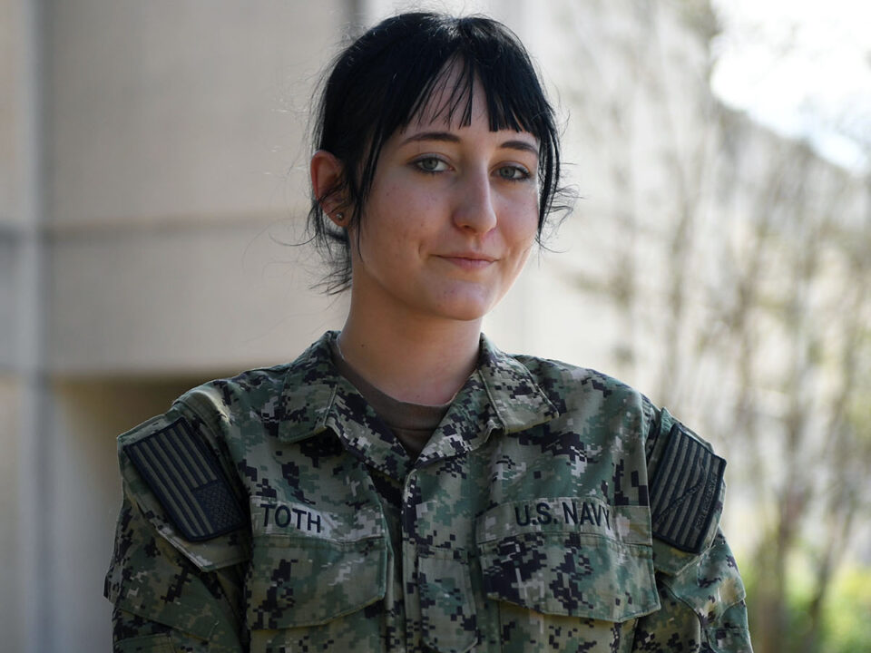 Mujer húngara combatiente de la Marina de los EE. UU.