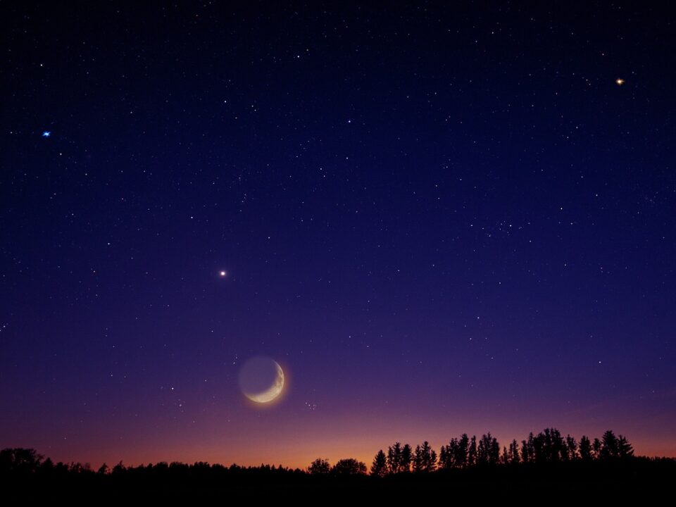 Космическое затмение Луны Венерой и планетой