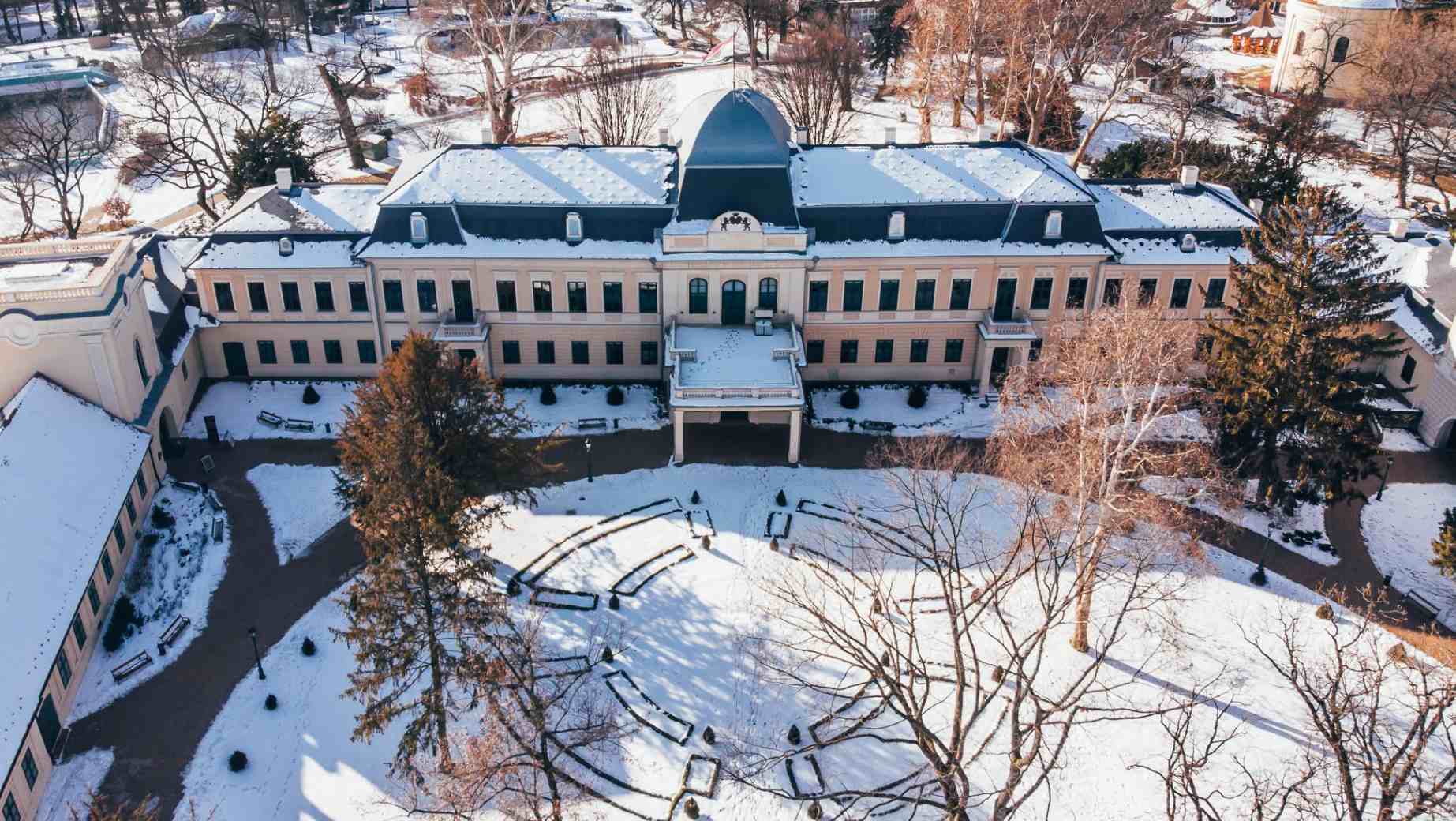 Hungarian castles that you should visit in the winter - Almásy Castle Gyula