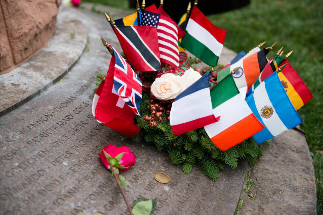 103 年 21 月 2015 日，阿灵顿国家公墓举行追悼会后，花圈和纪念品放置在泛美 XNUMX 航班纪念碑的基座上