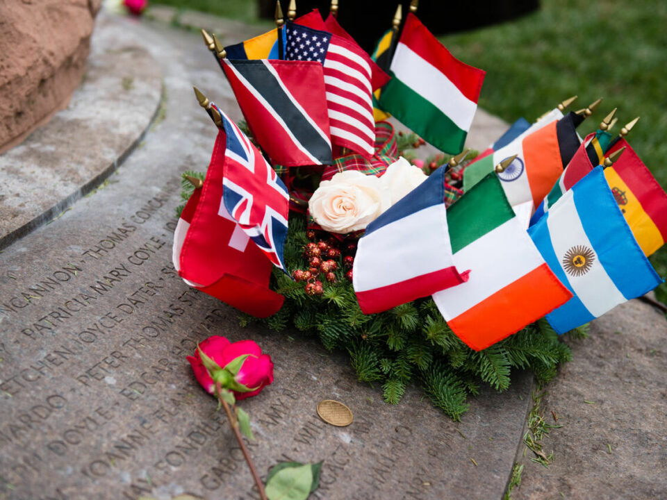 إكليل من الزهور والتذكارات موضوعة على قاعدة النصب التذكاري لرحلة بان أمريكان 103 بعد حفل تذكاري في مقبرة أرلينغتون الوطنية، 21 ديسمبر 2015