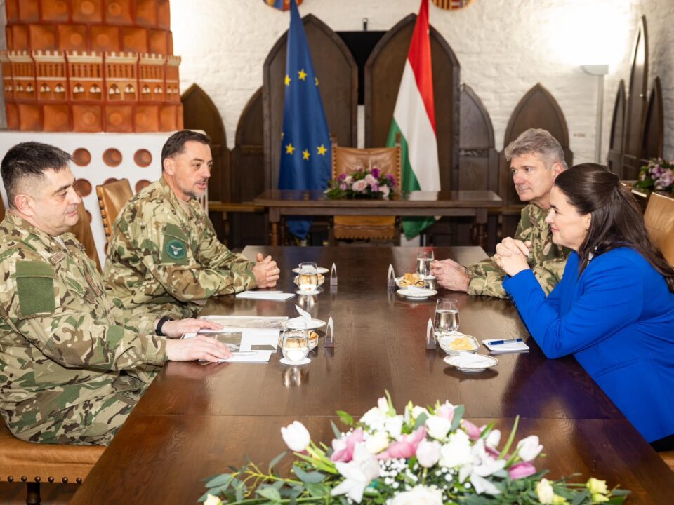 Der Stabschef informiert den ungarischen Präsidenten über Verteidigungs- und Sicherheitsfragen