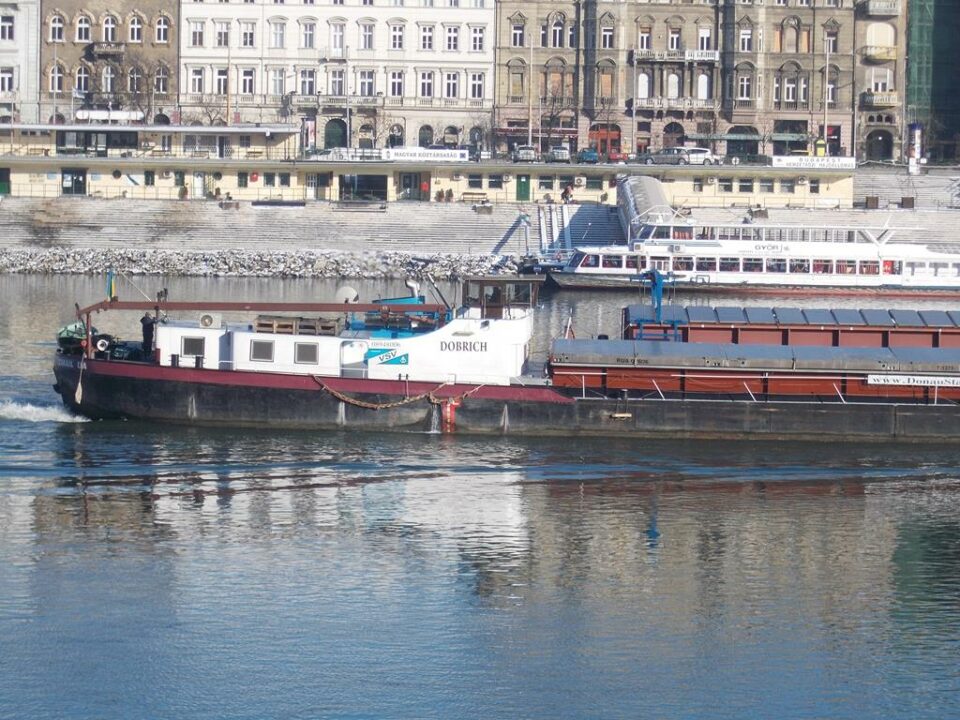 德国货船撞上多瑙河大桥后沉没（副本）