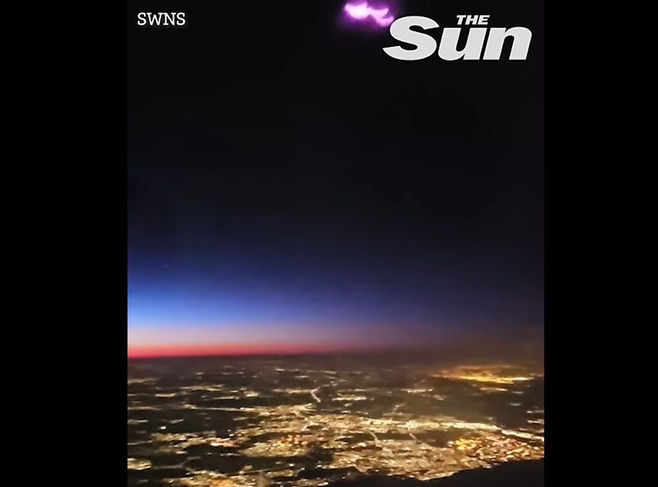 Die Stewardess der ungarischen Wizz Air entdeckte ein lila UFO, das ihrem Flugzeug folgte