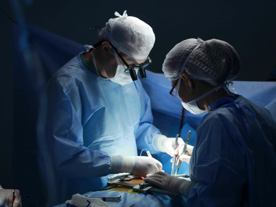 طبيب يجري عملية جراحية