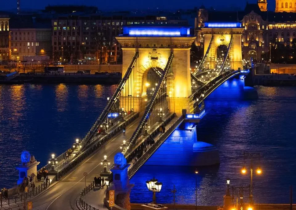 Budapešť Řetězový most noc Ukrajina Maďarsko