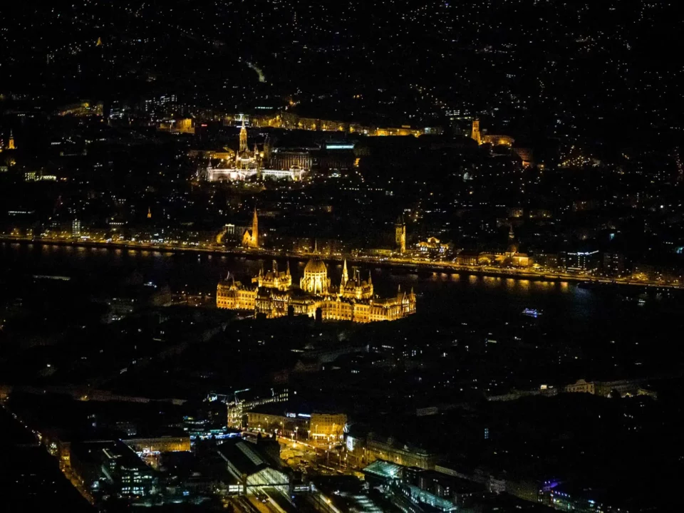 Budapešť v noci z ptačí perspektivy