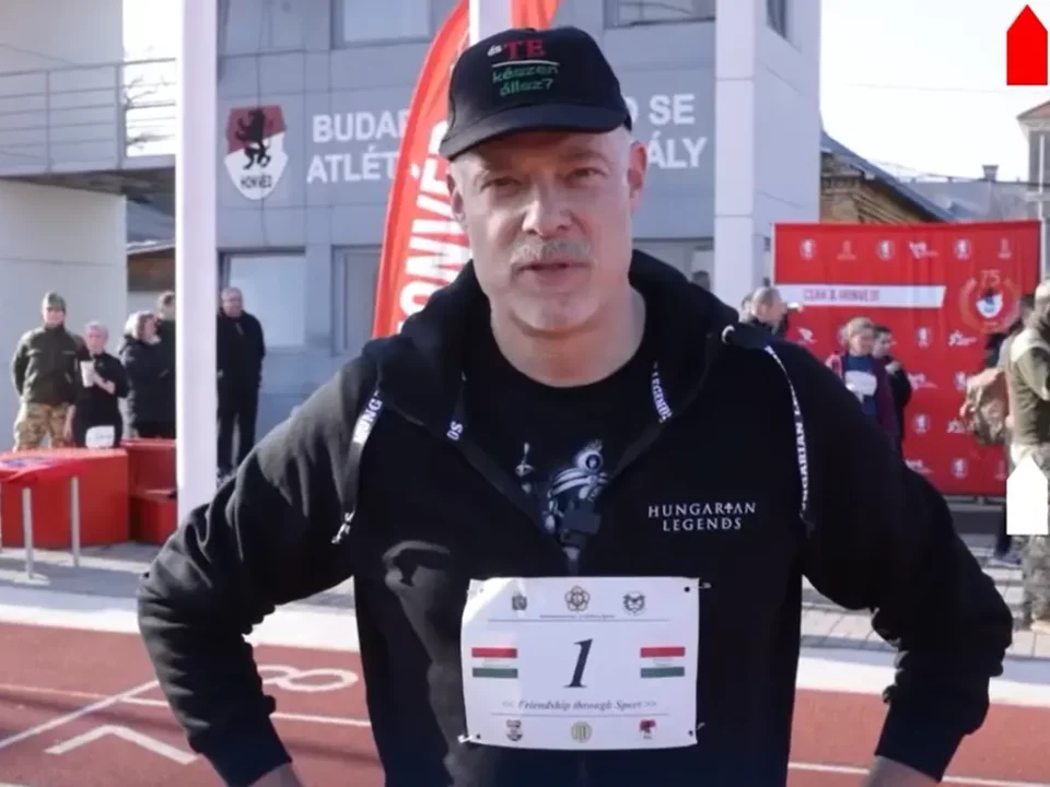 ركض وزير الدفاع المجري مسافة 3,200 متر وهو فخور جدًا بإنجازه