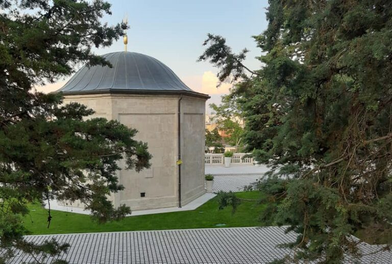 Gül baba tomb