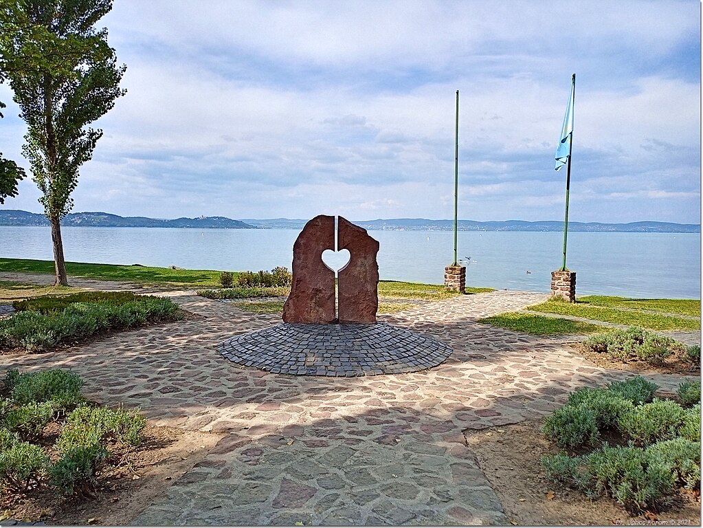 heart of balaton square statue zamárdi