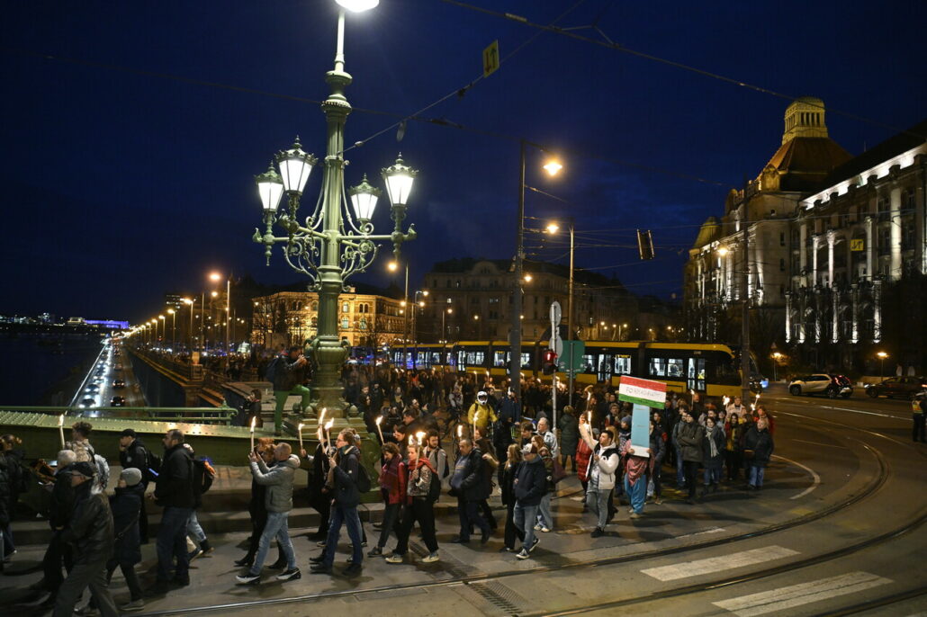 manifestación de protesta protección infantil budapest (1)