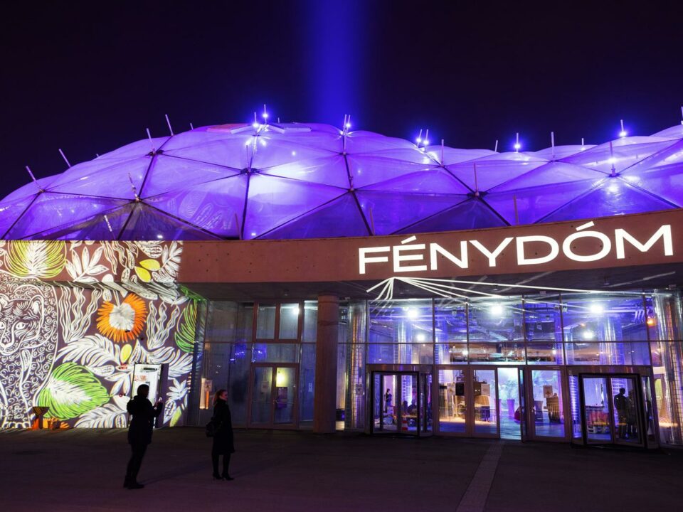 Im Biodom in Budapest wurde eine spektakuläre Lichtkunstausstellung eröffnet