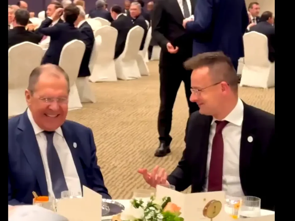 FM Szijjártó lacht glücklich mit dem russischen FM Lawrow am Tag von Navalnys Beerdigung