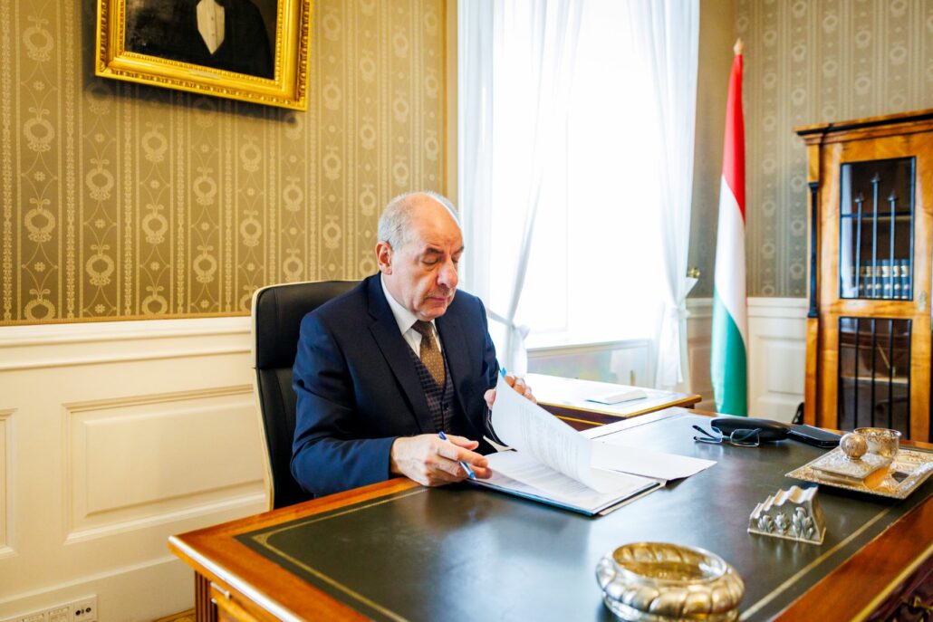 हंगरी के राष्ट्रपति ने स्वीडन के नाटो में शामिल होने के अनुमोदन पर हस्ताक्षर किए