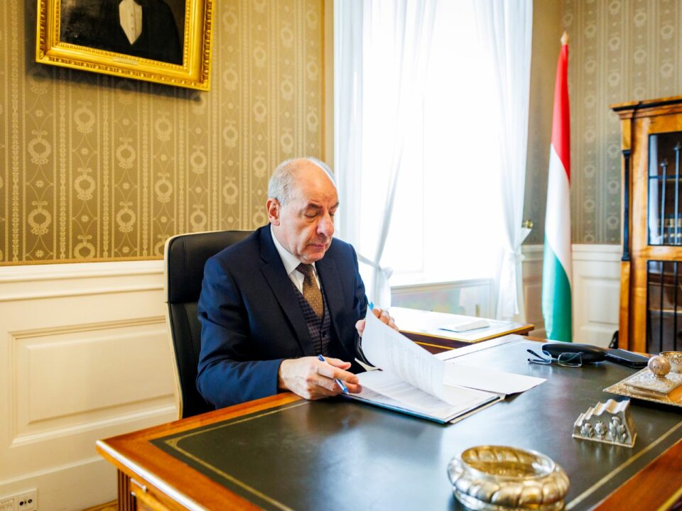 हंगरी के राष्ट्रपति ने स्वीडन के नाटो में शामिल होने के अनुमोदन पर हस्ताक्षर किए