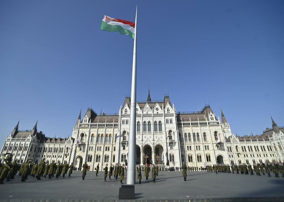 Mađarska državna zastava podignuta obilježavajući proslavu 15. ožujka 1