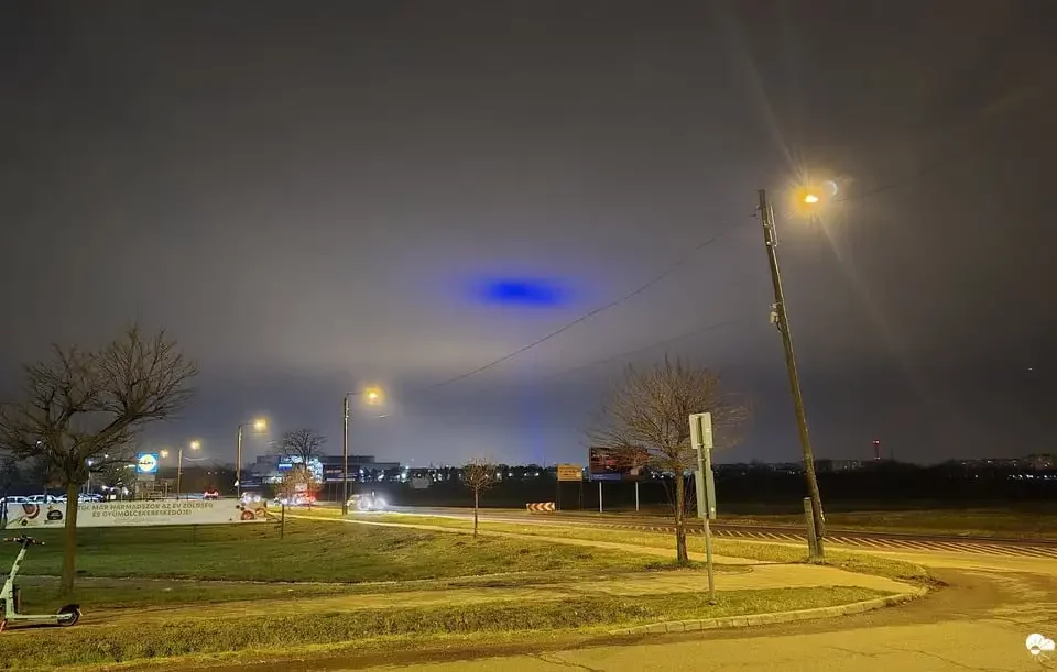 布达佩斯上空的不明飞行物 — 天空中出现神秘的蓝光